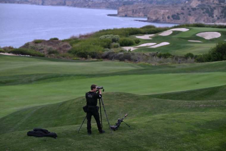 Un policier lors d'un événement auquel participe Donald Trump au golf de Rancho Palos Verdes, en Californie, le 13 septembre 2024 ( AFP / Robyn Beck  )