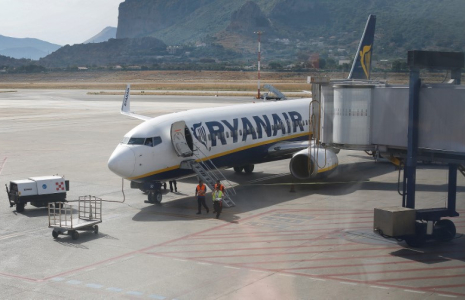 Un avion de Ryanair à l'aéroport de Palermo Falcone et Borsellino