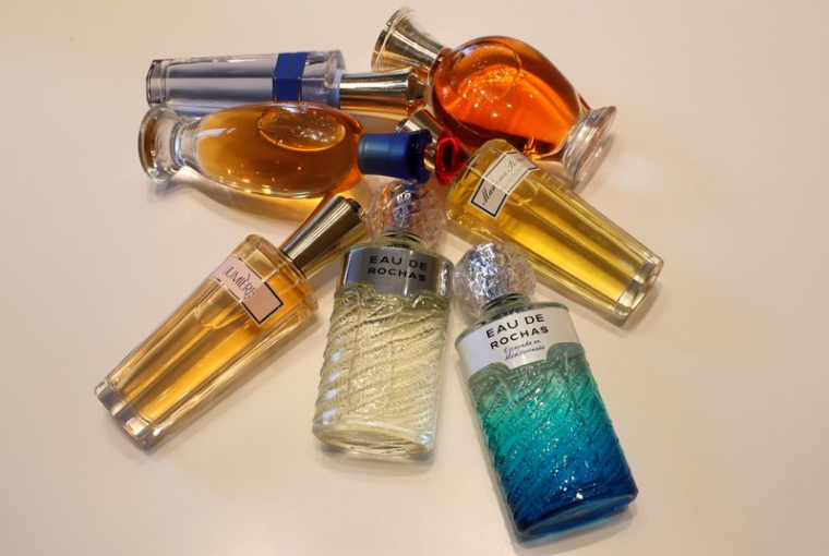 Des flacons de parfums Rochas sont exposés dans les bureaux du fabricant de parfums Interparfums à Paris