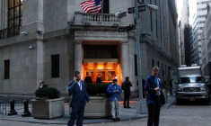 Des traders se tiennent devant la Bourse de New York avant l'ouverture des marchés