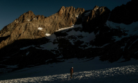 Un alpiniste sur le Glacier de la Selle tôt le matin, dans le massif des Ecrins, le 9 juillet 2025 à Saint-Christophe-en-Oisans, en Isère ( AFP / JEFF PACHOUD )