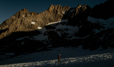 Un alpiniste sur le Glacier de la Selle tôt le matin, dans le massif des Ecrins, le 9 juillet 2025 à Saint-Christophe-en-Oisans, en Isère ( AFP / JEFF PACHOUD )