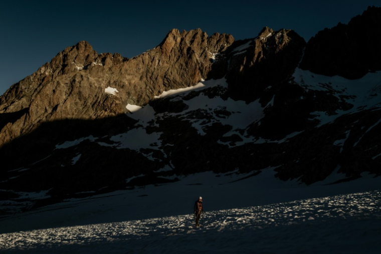 Un alpiniste sur le Glacier de la Selle tôt le matin, dans le massif des Ecrins, le 9 juillet 2025 à Saint-Christophe-en-Oisans, en Isère ( AFP / JEFF PACHOUD )