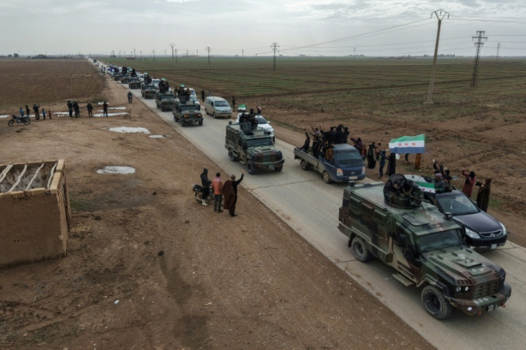 Vue aérienne de véhicules des forces du gouvernement syrien entrant dans la ville à majorité kurde de Qamichli (Syrie), le 3 février 2026 ( AFP / Bakr ALKASEM )