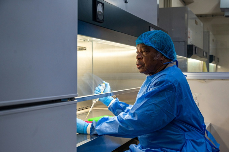 Le professeur Jean-Jacques Muyembe dans son laboratoire de l'Institut national de recherche biomédicale (INRB) à Kinshasa le 20 mai 2026 ( AFP / Hardy BOPE )