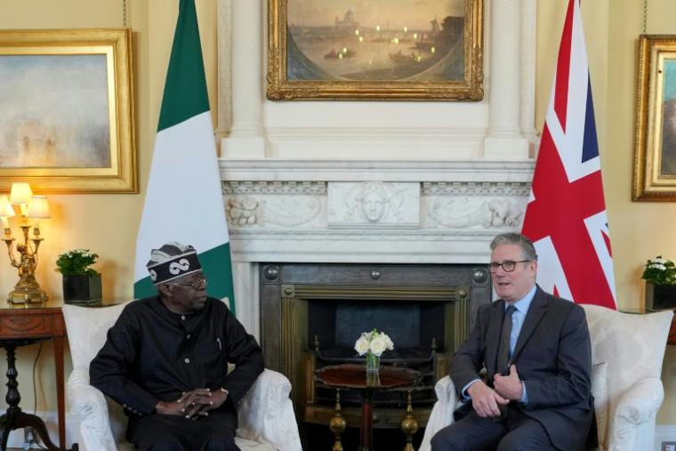 Le président nigérian Bola Tinubu (g) et le Premier ministre britannique Keir Starmer lors d'une rencontre au 10 Downing Street, le 19 mars 2026 à Londres ( POOL / Kin Cheung )