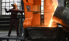 Un ouvrier dans une fonderie en mai 2025. ( AFP / ANDER GILLENEA )