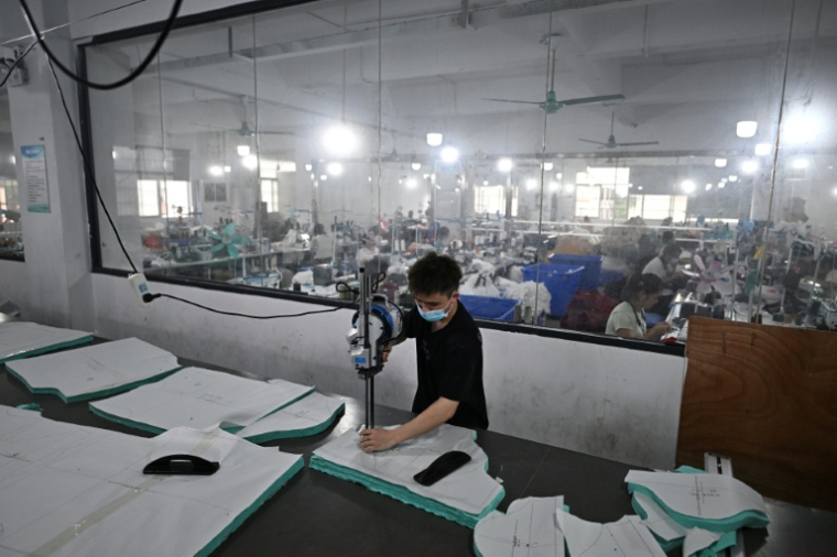 Dans une usine de confection près de Canton, en Chine, le 27 avril 2026 ( AFP / Pedro PARDO )