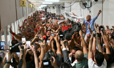 Liesse des partisans du Parti travailliste du Premier ministre maltais Robert Abela, donné en tête des législatives, le 30 mai 2026 dans le centre de dépouillement de Naxxar, à Malte  ( AFP / Alberto PIZZOLI )