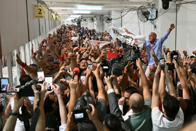 Liesse des partisans du Parti travailliste du Premier ministre maltais Robert Abela, donné en tête des législatives, le 30 mai 2026 dans le centre de dépouillement de Naxxar, à Malte  ( AFP / Alberto PIZZOLI )