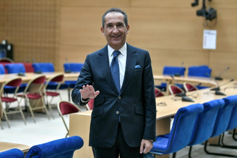 Le président d'Altice, Patrick Drahi, arrive pour une audition devant une commission parlementaire sur la concentration des médias au Sénat, à Paris le 2 février 2022 ( AFP / STEPHANE DE SAKUTIN )