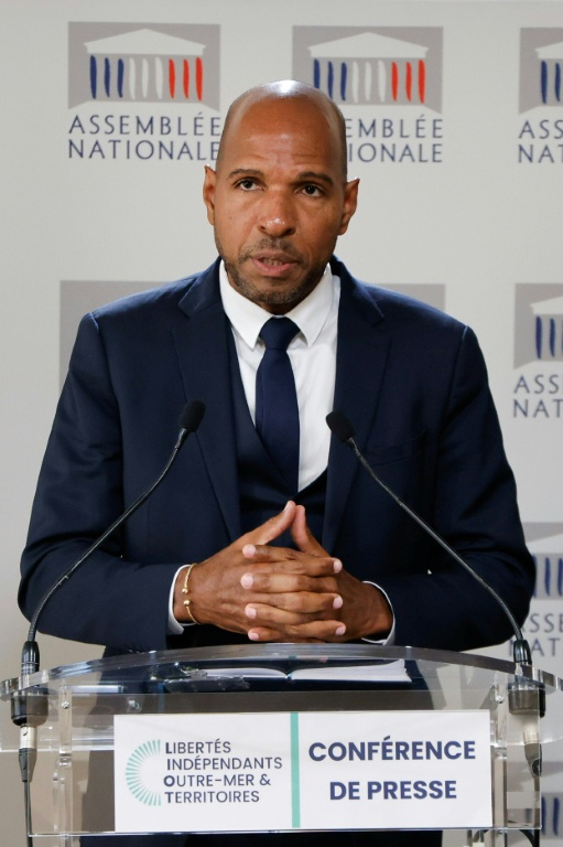 Le député de Guadeloupe, Olivier Serva lors d'une conférence de presse le 14 janvier 2025 à Paris ( AFP / Ludovic MARIN )