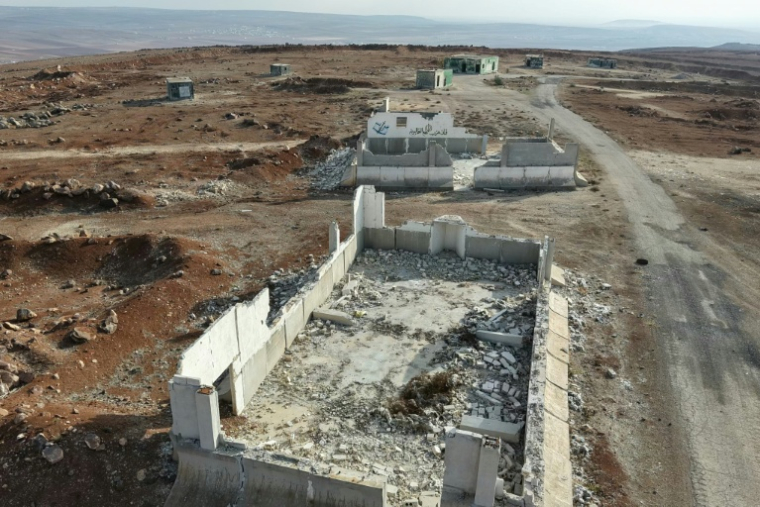 Vue aérienne d'une base militaire abandonnée, considérée comme étant la plus importante d'Iran en Syrie avant la chute d'Assad, près d'Alep, le 4 décembre 2025 ( AFP / Bakr ALKASEM )