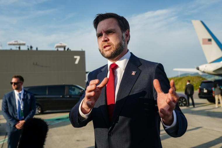 Le vice-président américain JD Vance s'adresse aux journalistes avant de monter à bord de l'Air Force Two, alors qu'il quitte la Suisse après avoir rencontré des représentants iraniens, à la base aérienne d'Emmen, près de Lucerne, le 22 juin 2026 ( POOL / Nathan Howard )