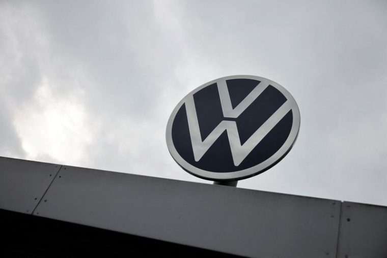 Un logo VW est photographié le jour de l'annonce de la suppression d'emplois et de la fermeture de quelques usines de Volkswagen AG, au siège de l'entreprise à Wolfsburg