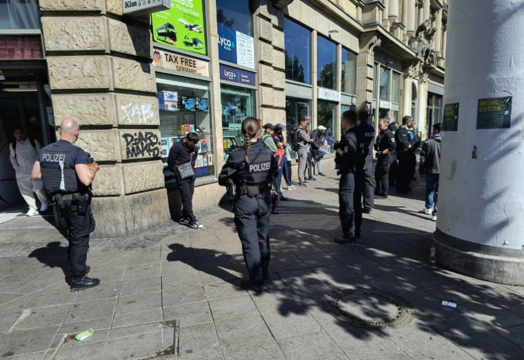 Le 28 avril 2025, des policiers en patrouille dans le quartier près de la gare centrale (Bahnhofsviertel) à Francfort-sur-le-Main, en Allemagne ( AFP / Louis VAN BOXEL-WOOLF )