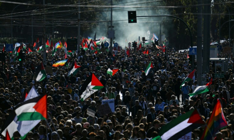 Manifestants propalestiniens à Rome, le 4 octobre 2025. ( AFP / Filippo MONTEFORTE )