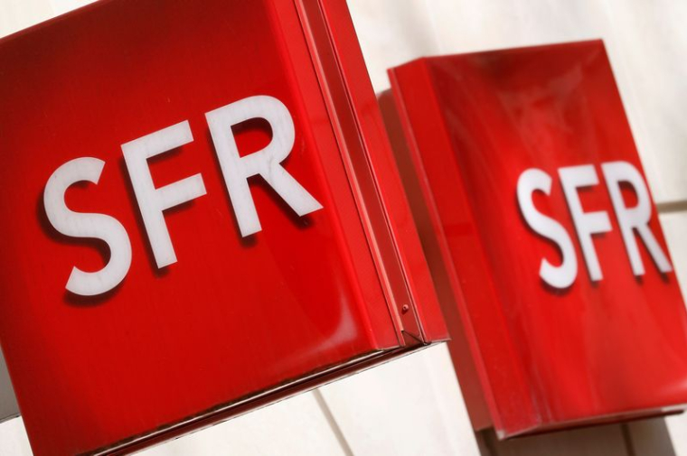 Les logos de l'opérateur de télécommunications français SFR sont visibles sur une boutique à Niort