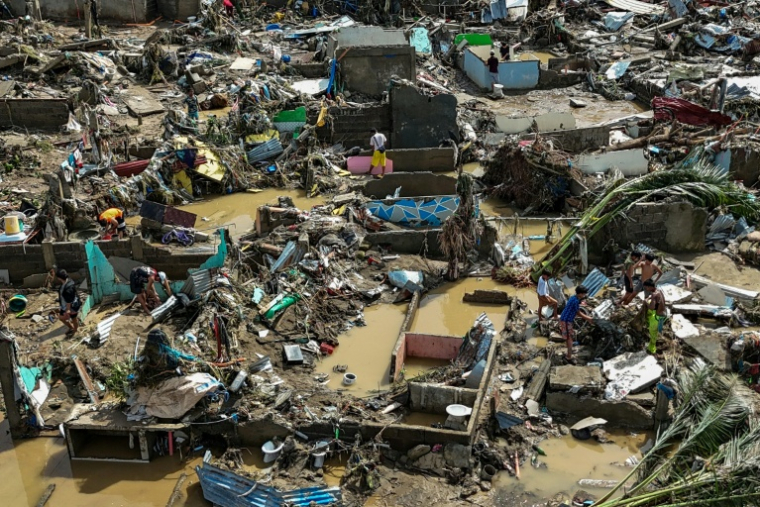 Une photo aérienne montre des maisons endommagées après le passage du typhon Kalmaegi à Talisay, dans la province de Cebu aux Philippines, le 5 novembre 2025 ( AFP / Jam STA ROSA )