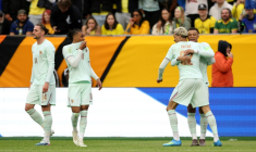 Hugo Ekitike tombe dans les bras de Kylian Mbappé après son but, le 2e de l'équipe de France face au Brésil, le 26 février 2026 à Foxborough  ( GETTY IMAGES NORTH AMERICA / Maddie Meyer )