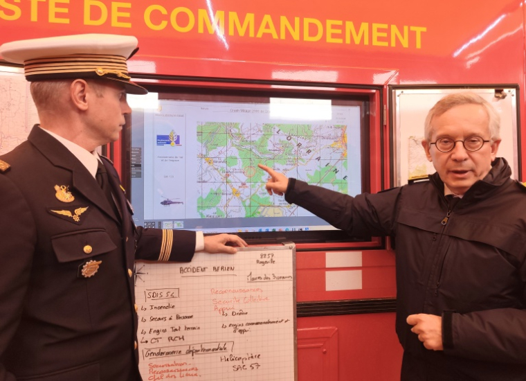 Yves Seguy, préfet de Meurthe-et-Moselle, montre une carte près de Rogeville, après le crash d’un avion de chasse Mige 2000D survenu la veille au soir, le 21 octobre 2026ra ( AFP / Doris HENRY )