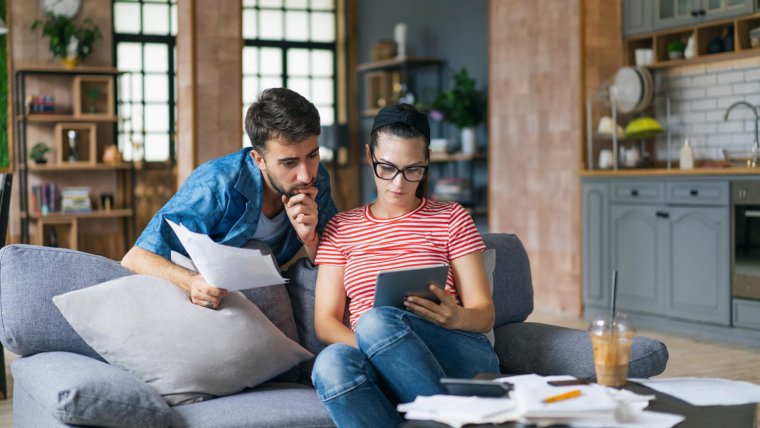 La hausse du taux français à 10 ans renchérit les crédits et peut freiner immobilier, investissements et consommation, dans une économie déjà fragilisée. ( crédit photo : Getty Images )
