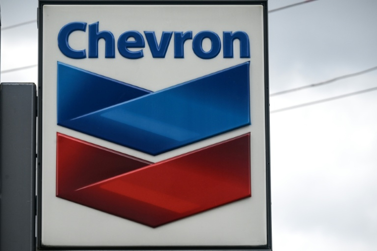 Le logo de Chevron dans une station service à Houston, dans l'Etat américain du Texas, le 12 août 2025 ( AFP / RONALDO SCHEMIDT )