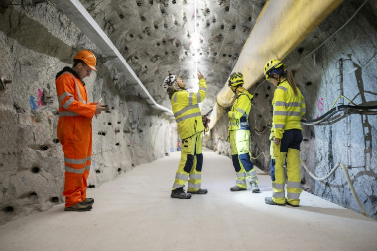 Des étudiants et doctorants de l'ETH Zurich examinent les fissures du tunnel BedrettoLab,  près de Bedretto, le 29 avril 2026 en Suisse ( AFP / Ennio LEANZA )