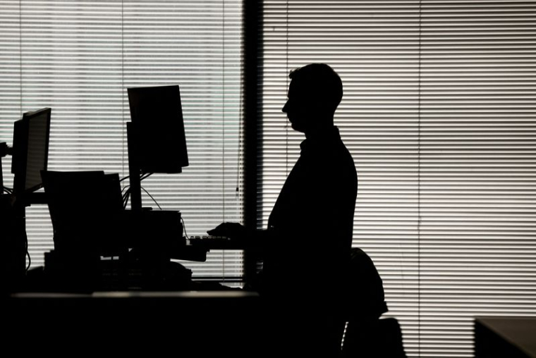 Un homme travaille dans un bureau à Canary Wharf, Londres