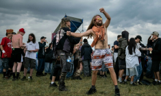 Des participants à une free party sur un site militaire à Cornusse, près de Bourges, le 1er mai 2026 dans le Cher ( AFP / ARNAUD FINISTRE )