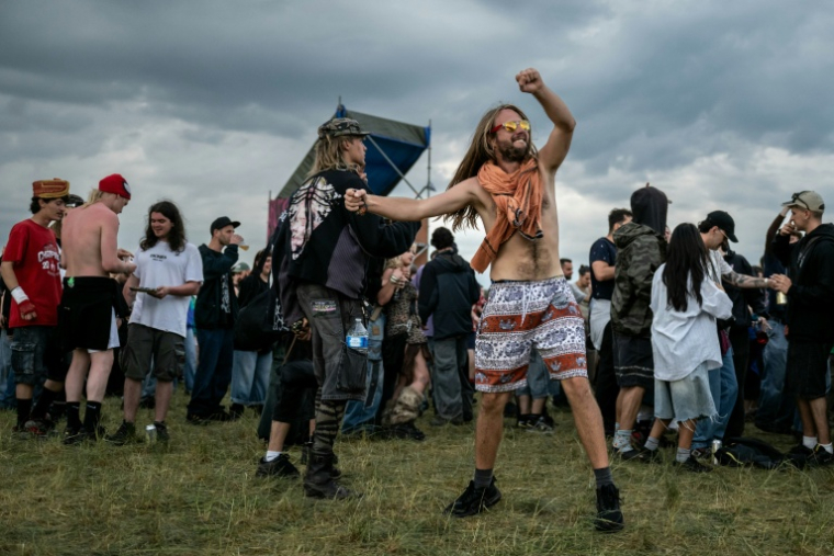 Des participants à une free party sur un site militaire à Cornusse, près de Bourges, le 1er mai 2026 dans le Cher ( AFP / ARNAUD FINISTRE )