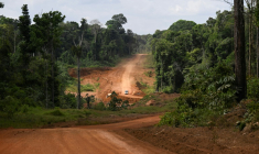 Un véhicule emprunte la route en terre reliant sur près de 500 km Georgetown, capitale du Guyana, à Lethem, dans le sud-ouest, à la frontière du Brésil, le 28 août 2025 ( AFP / Joaquin Sarmiento )