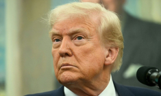 Le président américain Donald Trump s'exprime lors d'une cérémonie de prestation de serment à la Maison Blanche, à Washington, le 7 mai 2025 ( AFP / Jim WATSON )