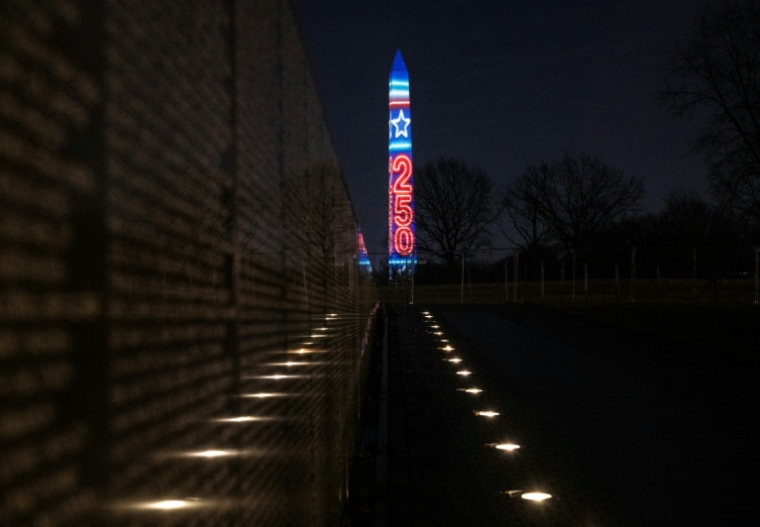 Le nombre 250 est projeté sur le Washington Monument, lors d'un événement faisant la promotion du 250e anniversaire de la Déclaration d'indépendance américaine, à Washington DC, le 2 Janvier 2026 ( AFP / ANDREW CABALLERO-REYNOLDS )