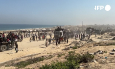 Des Palestiniens transportent des sacs de farine au nord de Gaza