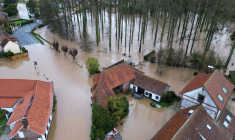 Une vue aérienne montrant une zone inondée à Estrée