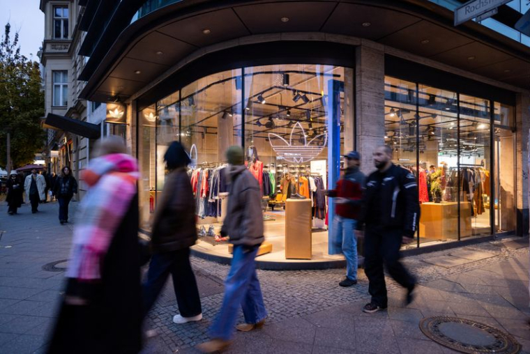 Des personnes passent devant un magasin Adidas à Berlin
