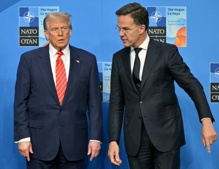 Le président américain Donald Trump (G) pose pour une photo avec le secrétaire général de l'Otan Mark Rutte (D) pendant le sommet de l'Alliance atlantique à La Haye, le 25 juin 2025 ( AFP / NICOLAS TUCAT )