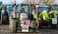 Manifestation d'agriculteurs contre l'accord de libre-échange entre l'Union européenne et le Mercosur à Athlone, dans le centre de l'Irlande, le 10 janvier 2026 ( AFP / Gareth CHANEY )