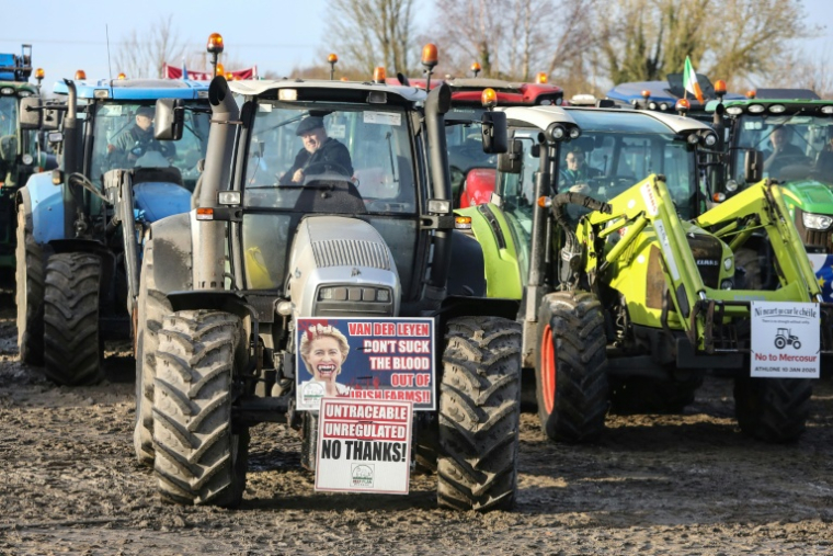 Manifestation d'agriculteurs contre l'accord de libre-échange entre l'Union européenne et le Mercosur à Athlone, dans le centre de l'Irlande, le 10 janvier 2026 ( AFP / Gareth CHANEY )