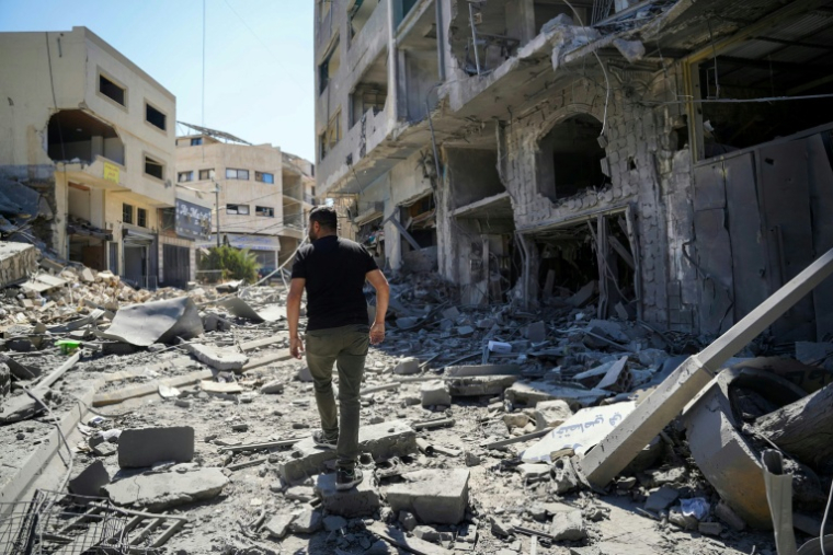 Un habitant passe devant des bâtiments détruits par des frappes aériennes israélienne à Nabatiyé, dans le sud du Liban, le 21 juin 2026 ( AFP / Abbas FAKIH )