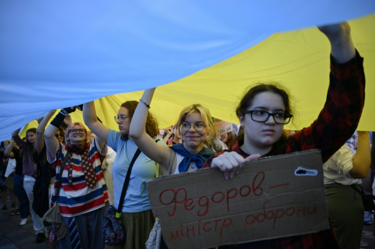 Des manifestants brandissent des pancartes sur lesquelles on peut lire "Fedorov – ministre de la Défense" lors d’une manifestation pour réclamer la réintégration de Mykhailo Fedorov, dans le centre de Kiev, le 31 juillet 2026. ( AFP / Genya SAVILOV )