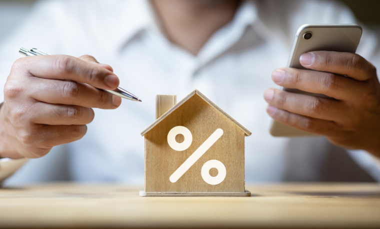 Légère hausse sur les taux, faut-il s'en inquiéter ? ( Crédits : ©hakinmhan- stock.adobe.com)