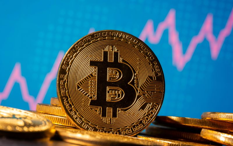Une représentation de la cryptomonnaie Bitcoin devant un graphique boursier
