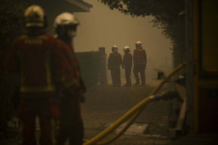 Des pompiers luttent contre les incendies à Lège-Cap-Ferret (Gironde), le 23 juillet 2026 ( AFP / JULIEN DE ROSA )