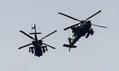 Des hélicoptères militaires israéliens volent près de la frontière entre Israël et la bande de Gaza, pendant le conflit entre Israël et le groupe islamiste palestinien Hamas. Vue du sud d'Israël.