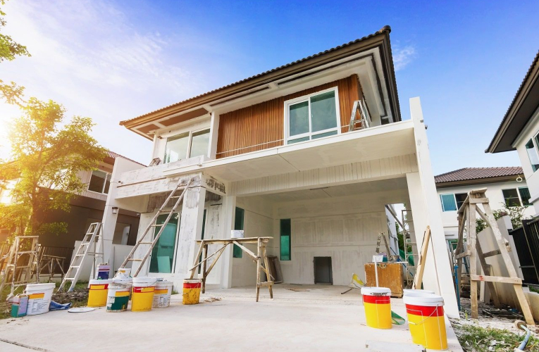 Maintenir de bons rapports avec son voisinage quand on fait des travaux est important (Crédits photo : Adobe Stock -  )