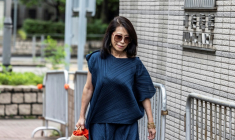 Teresa Lai, la femme de Jimmy Lai, se rendant au procès de son mari, Hong Kong, le 18 août 2025 ( AFP / ISAAC LAWRENCE )