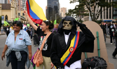 Des manifestants lors d'une journée de mobilisation contre le gouvernement de la Espriella, à Bogota, le 14 octobre 2026  ( AFP / Raul ARBOLEDA )