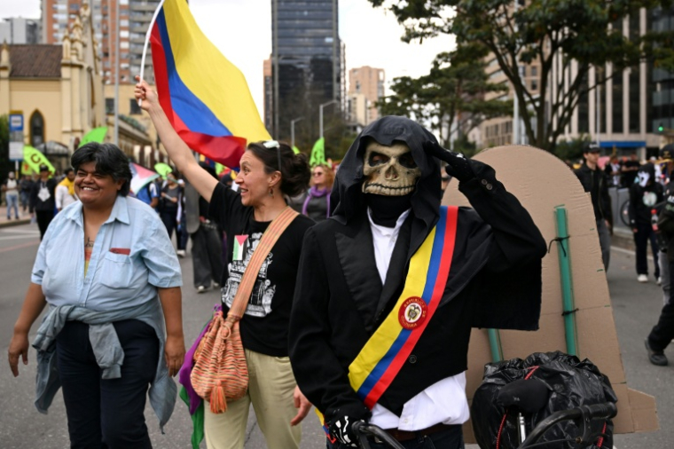 Des manifestants lors d'une journée de mobilisation contre le gouvernement de la Espriella, à Bogota, le 14 octobre 2026  ( AFP / Raul ARBOLEDA )